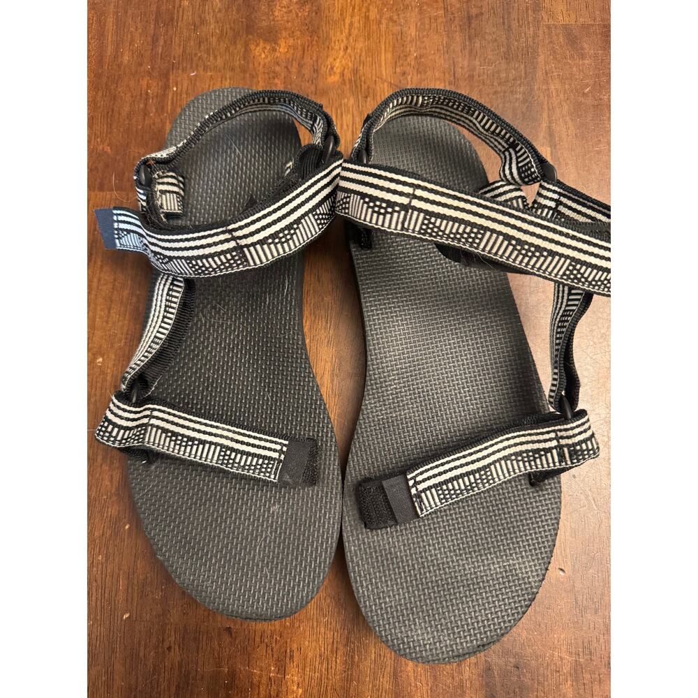 Teva black and white geometric print sandals women's size 8
